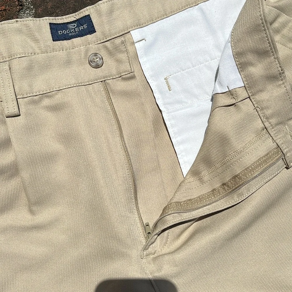 Dockers Golf khaki pleated shorts size 36 - Picture 2 of 6